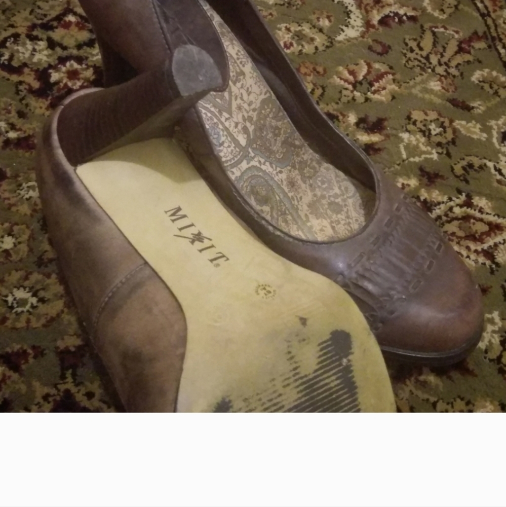 Distressed Heels  Retro . - Picture 7 of 7